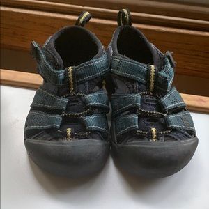 Toddler boys Keens Size 6